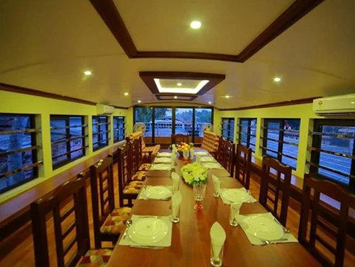 6 Bedroom Houseboat